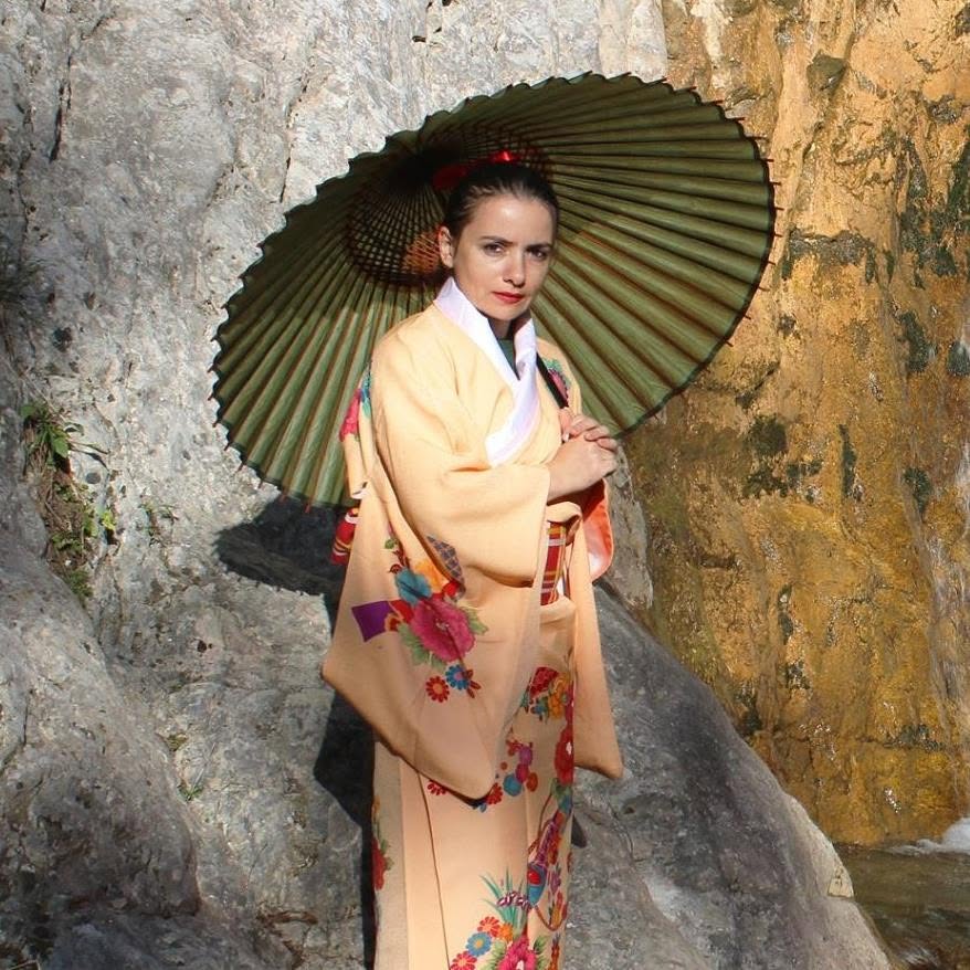 Cristina Melniciuc în kimono tradițional, cu umbrelă japoneză