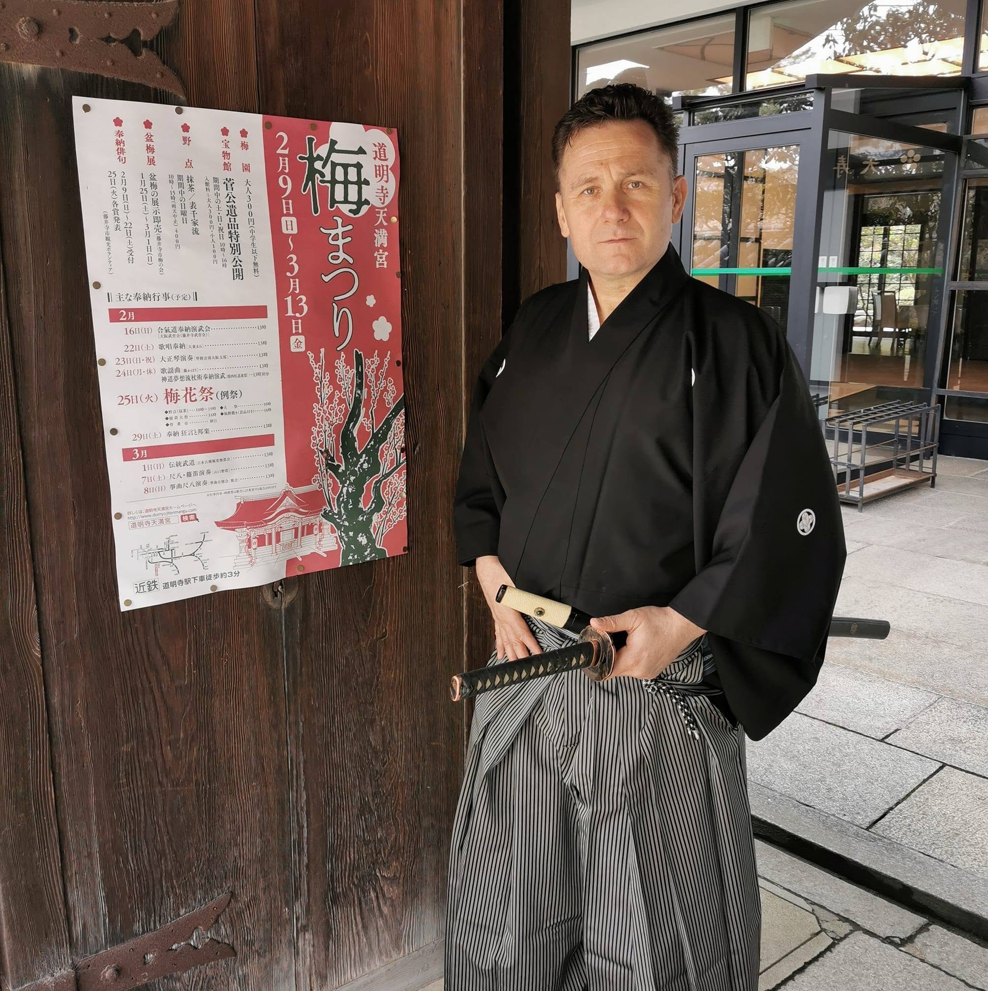 George Chivăran în ținută tradițională japoneză, cu katana